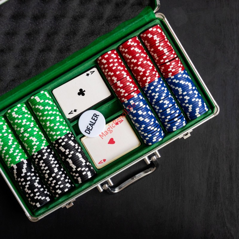 Set Poker cu 300 de jetoane,  2 pachete de carti, cutie si 5 zaruri rosii, cutie aluminiu